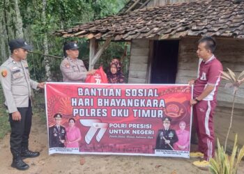 Kapolsek SS III Iptu L.A.E Tambunan SH Menyerahkan Baksos Dalam Rangka Menyambut HUT Bhayangkara ke 77