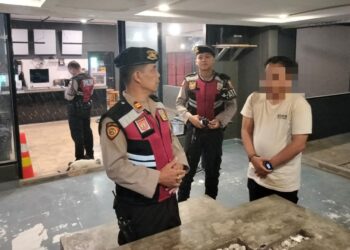 Unit Patroli Subdit Gasum Dit Samapta Polda Sumsel menghentikan Aktifitas Cafe