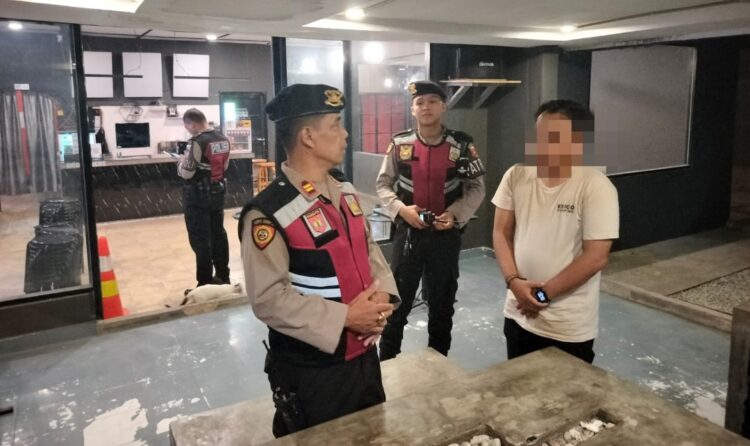 Unit Patroli Subdit Gasum Dit Samapta Polda Sumsel menghentikan Aktifitas Cafe