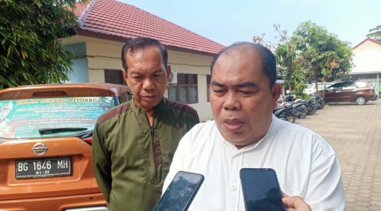Zulkarnain, M.Pd. Kepala Sekolah SMK Negeri 5 Palembang Menggelar Pemotongan Hewan Kurban