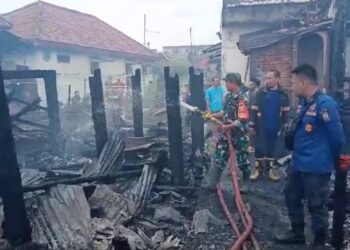 Puluhan Rumah Warga Terbakar, Babinsa Kodim 0418/Palembang Gerak Cepat Bantu Padamkan Api