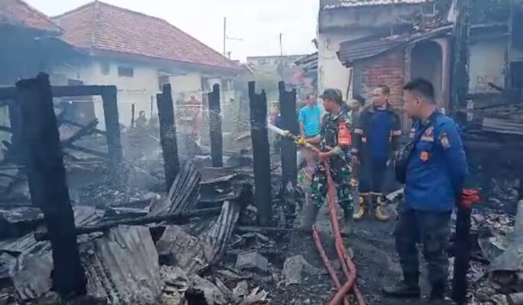 Puluhan Rumah Warga Terbakar, Babinsa Kodim 0418/Palembang Gerak Cepat Bantu Padamkan Api