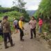 Bhabinkamtibmas Polres Tanggamus Bersama Warga Bersihkan Rumput di Jalan Raya