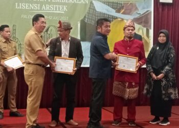 Penyerahan Secara Simbolis Lisensi Arsitek Kepada Perwakilan Arsitek Berlisensi Yang Langsung Di Serahkan Oleh Gubernur Sumsel