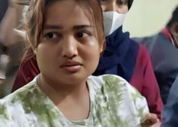 Resmi Ditahan Lina Mukherjee Senyum Saat Tangan Diborgol