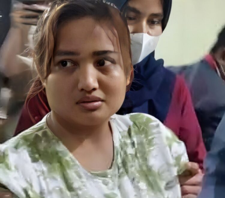 Resmi Ditahan Lina Mukherjee Senyum Saat Tangan Diborgol