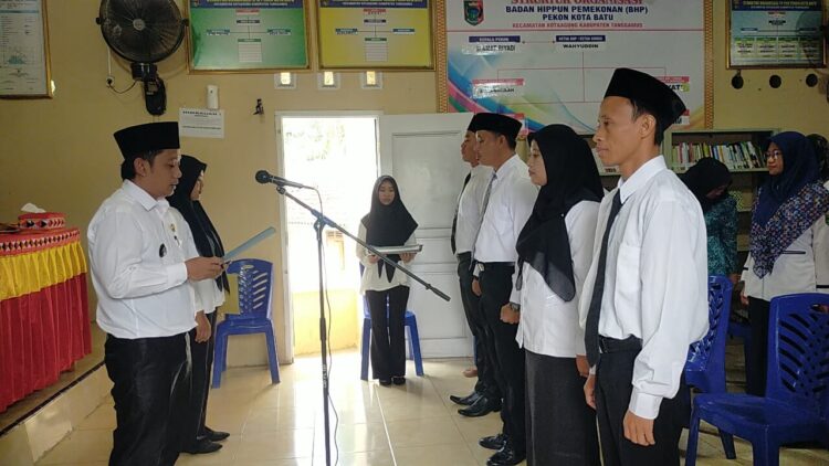 Slamat Riadi Melantik Aparatur Pekon Kota Batu Kec-Kota Agung