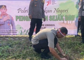 Polres Tanggamus Dan Jajaran Melakukan Gagasan Polri Dengan Menanam Seribu Pohon 