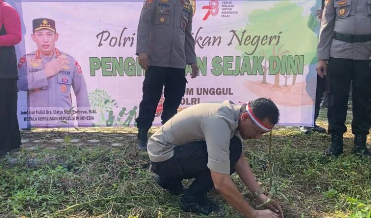 Polres Tanggamus Dan Jajaran Melakukan Gagasan Polri Dengan Menanam Seribu Pohon