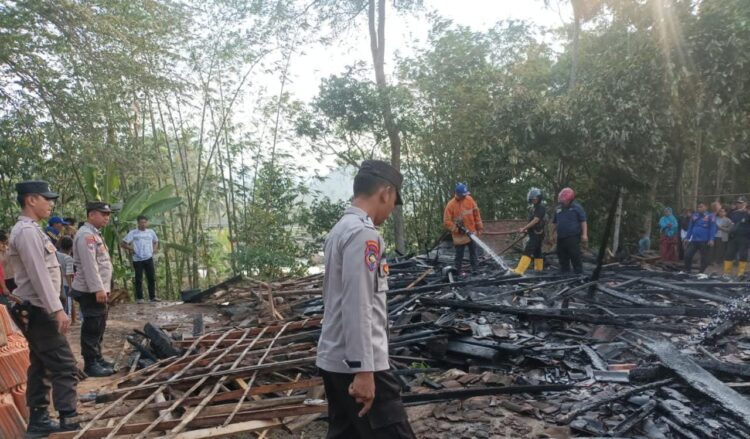 Polsek Talang Padang Identifikasi Kebakaran Rumah di Gunung Alip