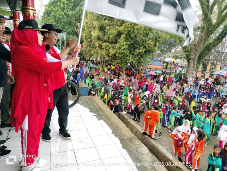 Bupati Tanggamus Jalan Sehat Bersama Dinas Pendidikan 