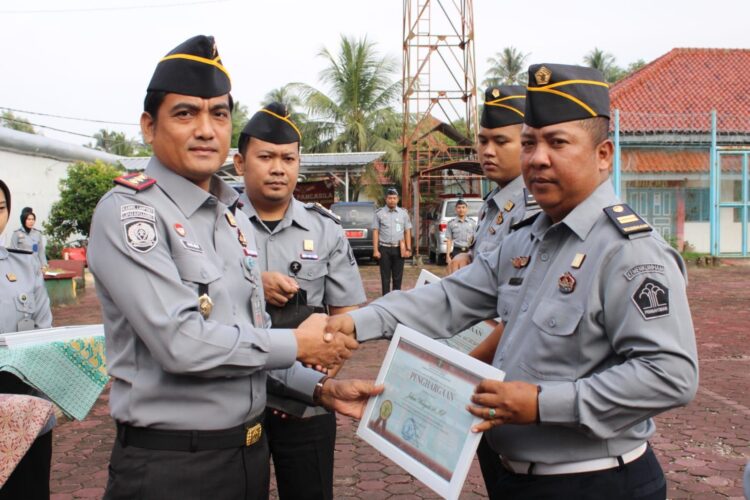 Gagalkan Penyeludupan Handphone 5 Petugas Lapas Kota Agung Mendapatkan Penghargaan