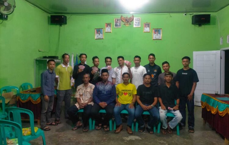 Pemerintah Pekon Singosari Menyerahkan Bantuan Operasional Ke Pengurus Karang Taruna 