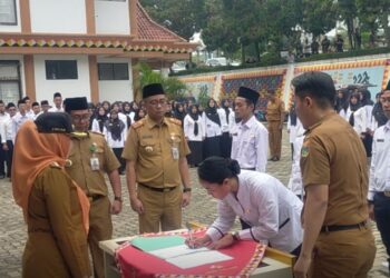 Bupati Tanggamus Memberikan 409 SK PPPK Tenaga Guru 