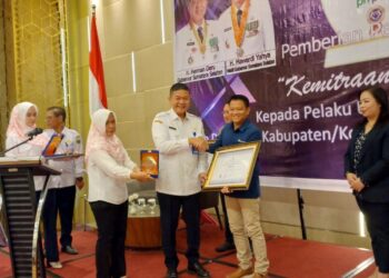 Pemberian Anugerah “Kemitraan Awards” Kepada DPMPTSP Kabupaten Dan Kota, Pelaku Usaha Besar Dan UMKM