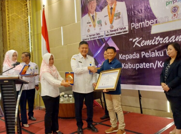 Pemberian Anugerah “Kemitraan Awards” Kepada DPMPTSP Kabupaten Dan Kota, Pelaku Usaha Besar Dan UMKM