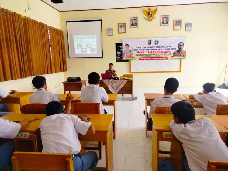 Babinkamtibmas Polres Tanggamus Sosialisasi Pencegahan Kenakalan Remaja Di SMKN 1 Talangpadang