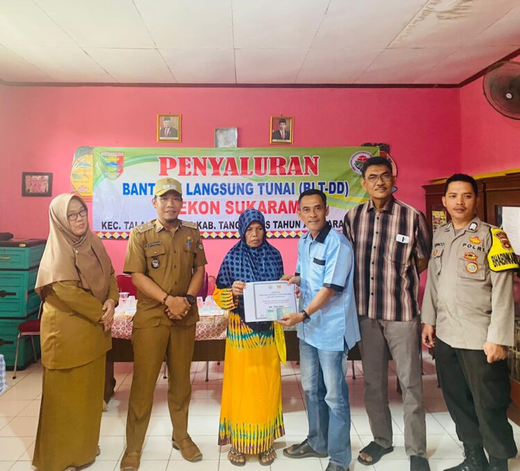 Kakon Sukarame Menyalurkan BLT-DD Tahap 3 Ke-30 KPM 