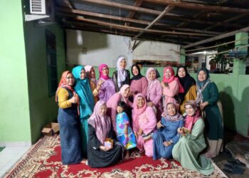 Ibu Joyce Sandra ST. Menghadiri Tahlilan 40 hari Almarhumah Heri Maryati Binti H Zainal Basri Warga Talang Kelapa