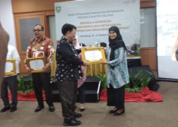 Penyerahan Sertifikat Apresiasi Kinerja Tim Kabupaten/Kota Dalam Penanganan Penyakit Hewan Menular Strategis PHMS Di Wilayah Sumsel