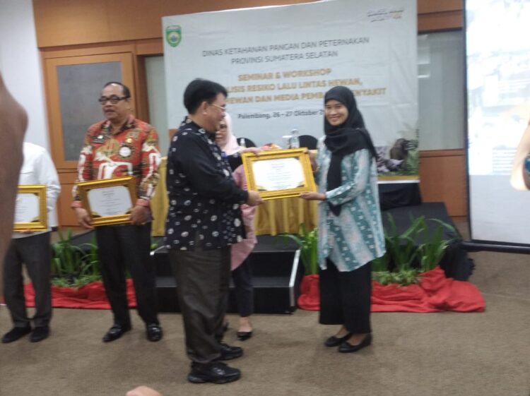 Penyerahan Sertifikat Apresiasi Kinerja Tim Kabupaten/Kota Dalam Penanganan Penyakit Hewan Menular Strategis PHMS Di Wilayah Sumsel