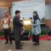 Penyerahan Sertifikat Apresiasi Kinerja Tim Kabupaten/Kota Dalam Penanganan Penyakit Hewan Menular Strategis PHMS Di Wilayah Sumsel