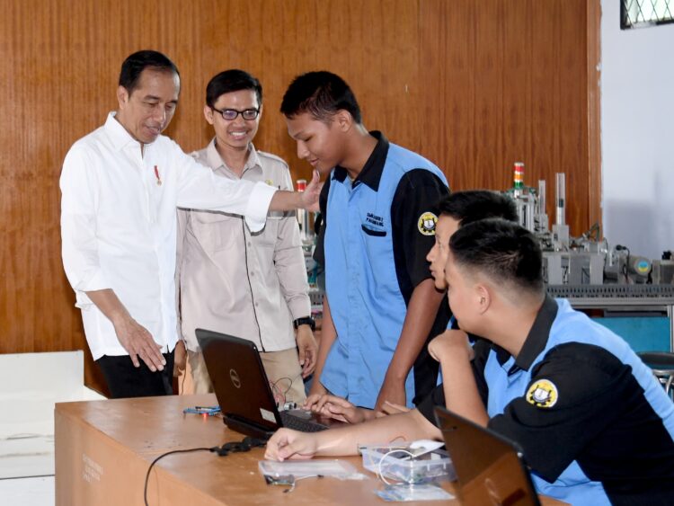 Presiden Joko Widodo Kunjungan Sekolah ke SMK 2 Kota Palembang