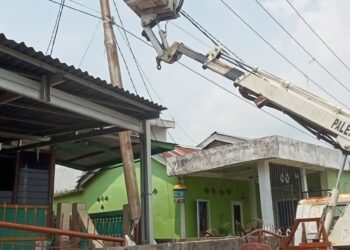 Gerak Cepat Satgas Dinas Perkimtan Perbaikan Lampu Jalan