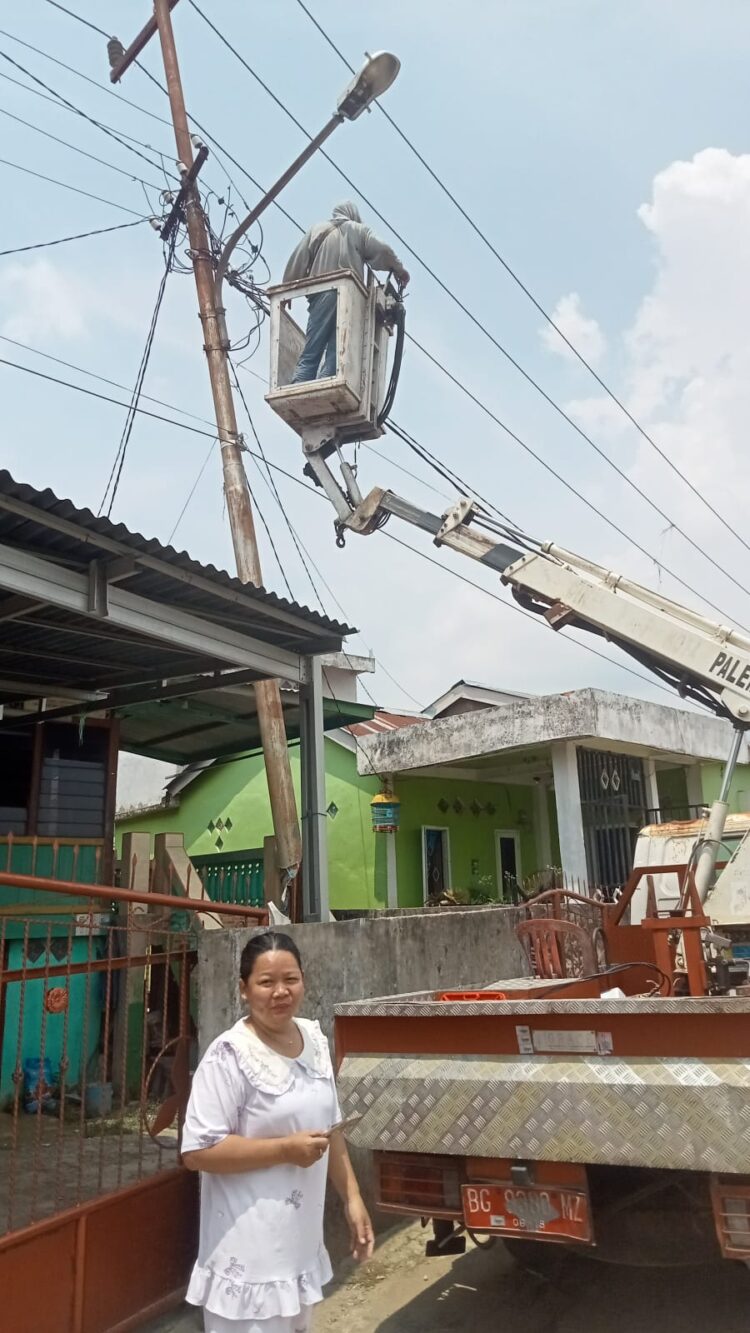 Gerak Cepat Satgas Dinas Perkimtan Perbaikan Lampu Jalan