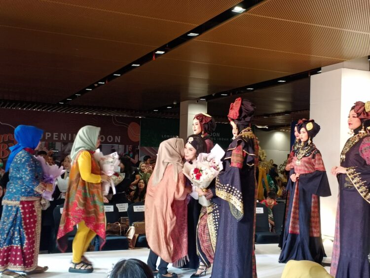 Fashion Dan Food Festival 2023 Yang di Ikuti Lady’s Tenun Klasik Di Palembang