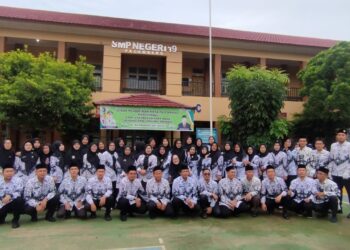 Di Hari Guru Nasional Kepala Sekolah SMP Negeri 19 Mengucapkan Selamat Hari Guru Ke-78