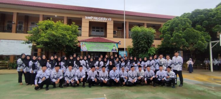 Di Hari Guru Nasional Kepala Sekolah SMP Negeri 19 Mengucapkan Selamat Hari Guru Ke-78