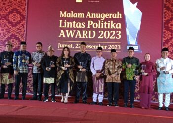 Zainal Abidin SH Menerima Penghargaan Malam Anugerah Lintas Politika Award 2023