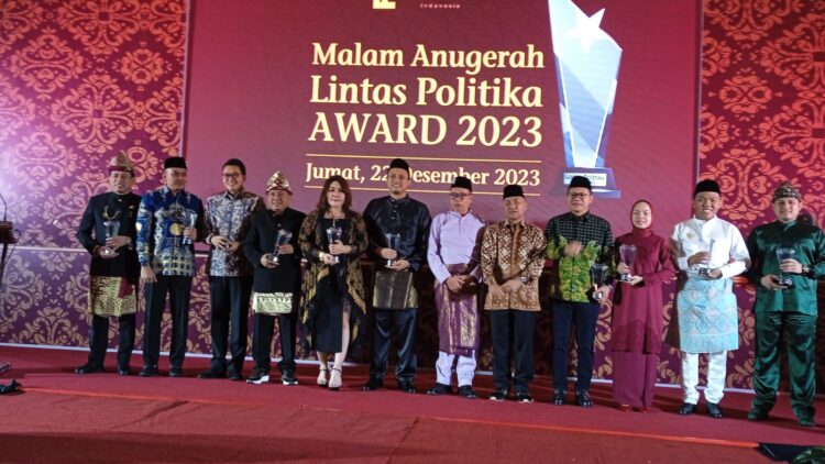 Zainal Abidin SH Menerima Penghargaan Malam Anugerah Lintas Politika Award 2023