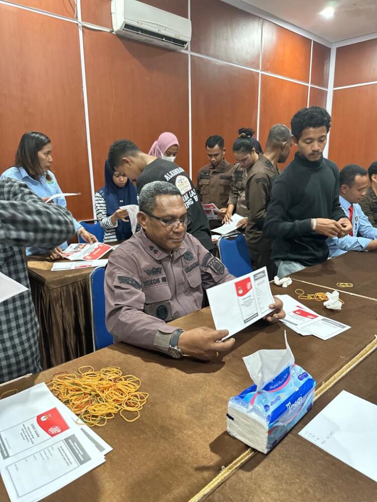 Kejari Ikut Sortir dan Lipat Surat Suara, Ketua KPU Fakfak : Tindaklanjut MOU Kejaksaan dan KPU