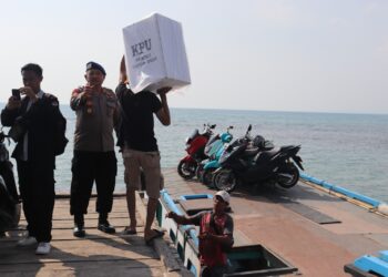 Sat Pol Air Polres Lamsel Kawal 40 Kotak Suara Menuju Pulau Sebesi