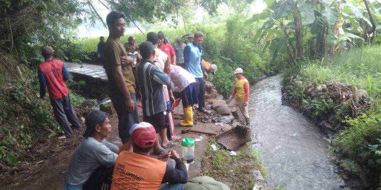 Antusias Warga Dusun Gilis Bersih2 Makam Dan Benerin Jalan