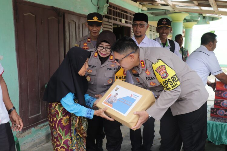 Kapolres Lampung Selatan Sambangi Warga Desa Baru Ranji Yang Terdampak Bencana Angin Puting Beliung