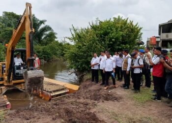 Lauching Penggunaan Alat Amphibious Untuk Normalisasi Sungai Gasing Di Kecamatan Talang Kelapa