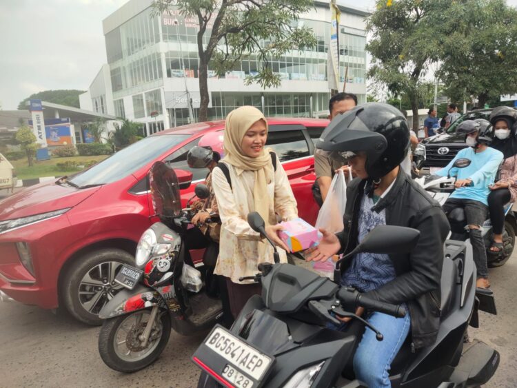 Subdit 2 Dit Intelkam Polda Sumsel Berbagi Takjil Kepada Pengguna Jalan Dalam