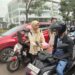 Subdit 2 Dit Intelkam Polda Sumsel Berbagi Takjil Kepada Pengguna Jalan Dalam