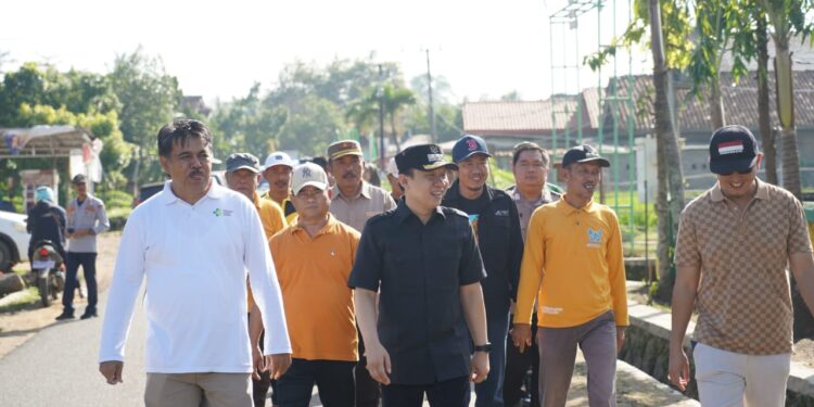 Pj.Bupati Pringsewu Tinjau Gotongroyong Masyarakat Mataram Dalam Mengantisipasi Penyebaran DBD