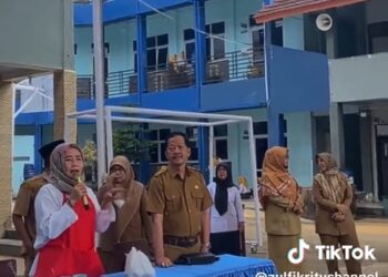 Praktek Membuat Pempek Berwarna Bersama Ketua GAPEHAMM Dalam Penompang Ekonomi Kreatif Indonesia Di SMK Negeri 1 Palembang
