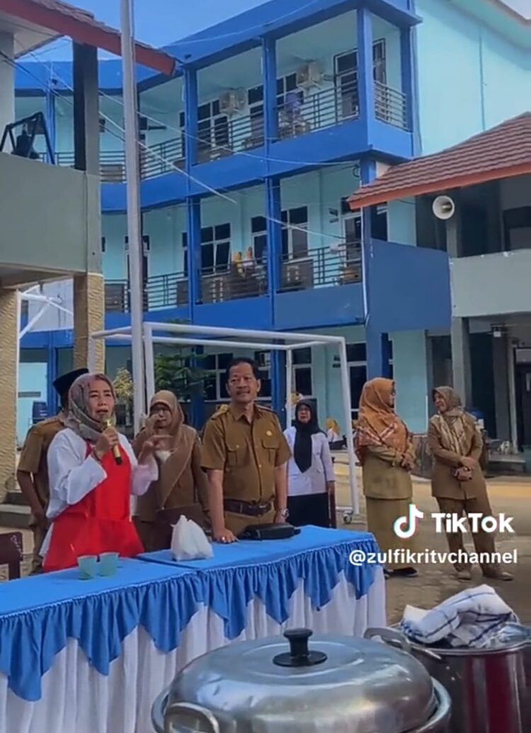 Praktek Membuat Pempek Berwarna Bersama Ketua GAPEHAMM Dalam Penompang Ekonomi Kreatif Indonesia Di SMK Negeri 1 Palembang