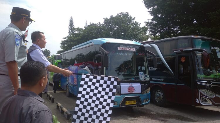 Pelepasan Peserta Mudik Gratis Yang Di Adakan Oleh Pemerintah Provinsi Sumatera Selatan