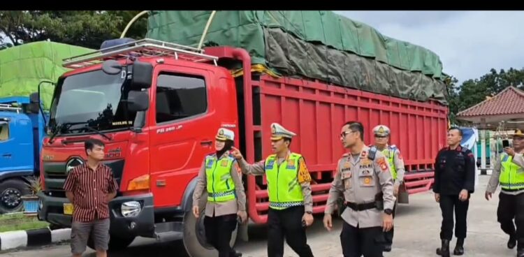 Ditlantas Polda Sumsel Tunda Perjalanan 80 Kendaraan Angkutan Barang Sumbu Tiga Keatas