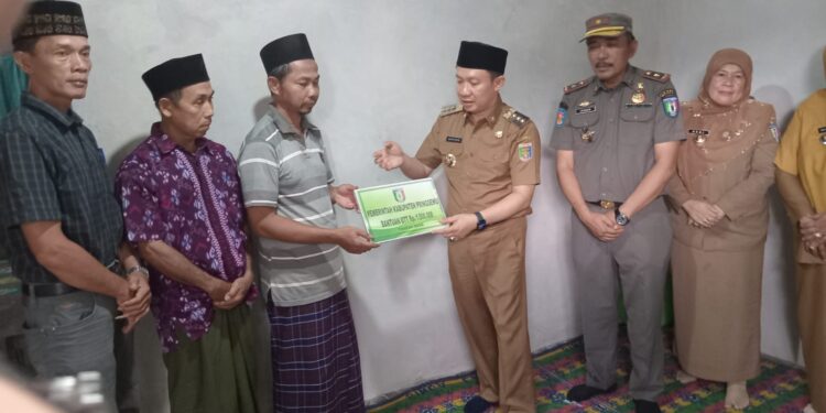 Marindo Kurniawan mengunjungi keluarga Dini Nur Azizah