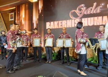 Humas Polda Sumsel Kombes Pol Sunarto Menerima Penghargaan Sebagai Juara 1 Amplifikasi