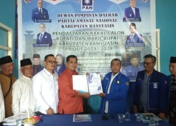 Mantan Bupati Banyuasin periode 2018-2023 H. Askolani Jasi SH.MH. Menyerahkan Berkas Formulir Ke Partai PAN, Golkar Dan Partai PDI Perjuangan