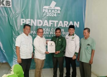Pakde Slamet Ambil Formulir Calon Kepala Daerah Di PKB